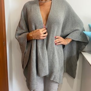 NWT 525 America poncho